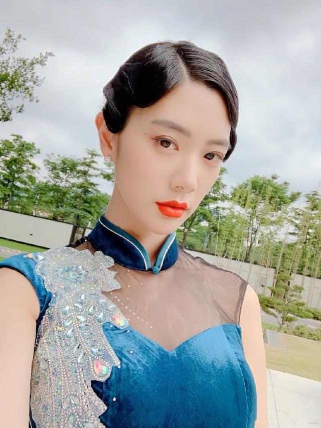 128间房主播跳舞 弹壳舞步